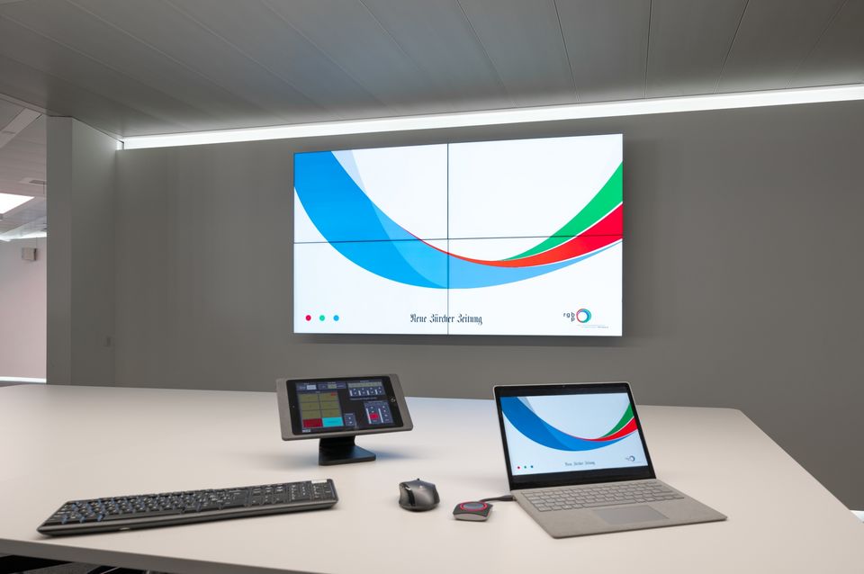 Videowall im Newsroom der NZZ Zürich mit Medientechnik der RGBP AG