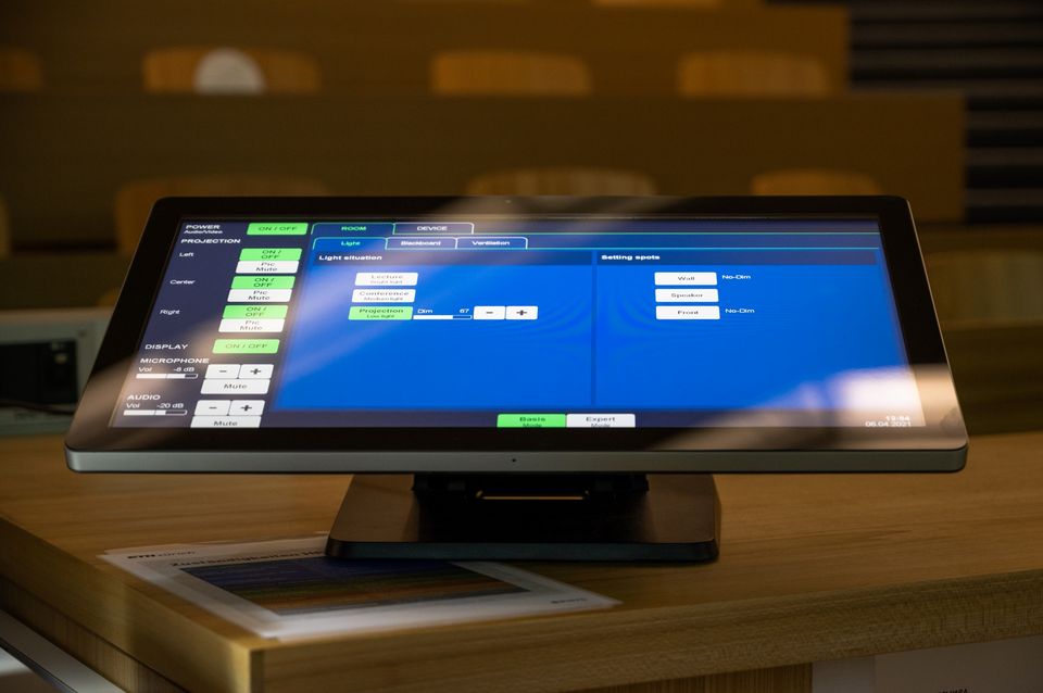 AMX Touchpanel im Hörsaal G1, Gebäude HPH ETH Zürich Hönggerberg