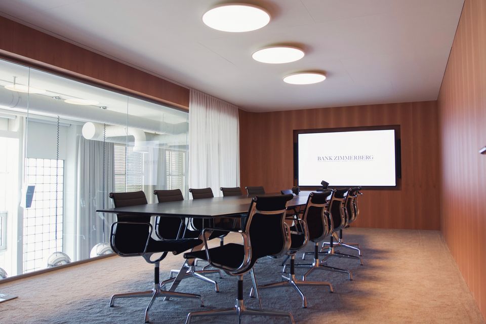 Boardroom bzw. Sitzungszimmer in der Bank Zimmerberg mit Medientechnik der RGBP AG